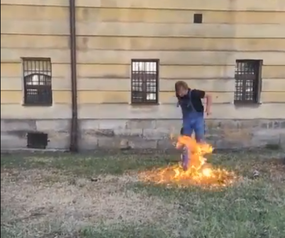 Muž v centru Hradce rozlil a zapálil hořlavou látku. Podle svědků se pokusil upálit.