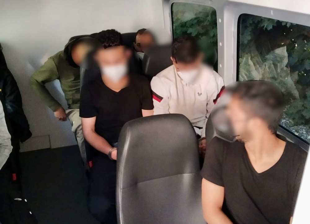 Policie odhalila v dodávce na dálnici D11 dvanáct běženců z Blízkého