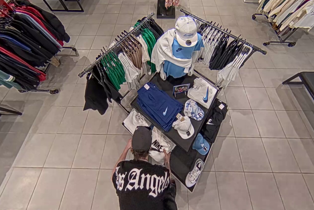 Muž bral značková trika a mikiny.