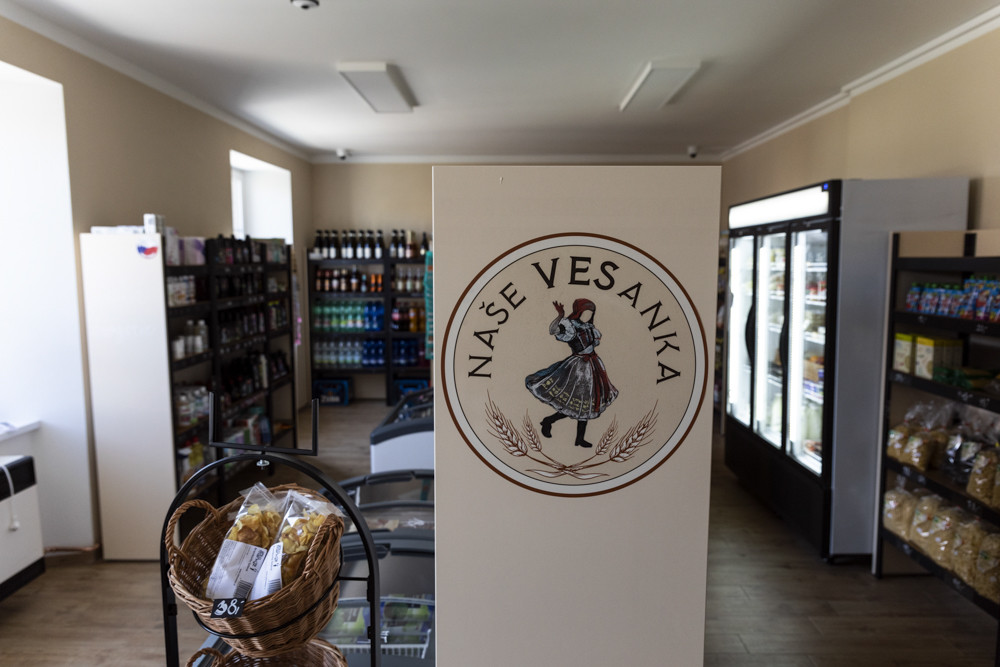 FOTOGALERIE: Na nákup s QR kódem. První bezobslužná prodejna v kraji funguje v Měrotíně