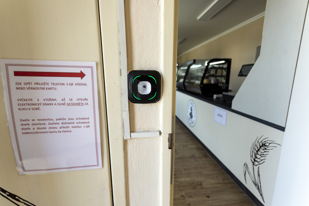 FOTOGALERIE: Na nákup s QR kódem. První bezobslužná prodejna v kraji funguje v Měrotíně