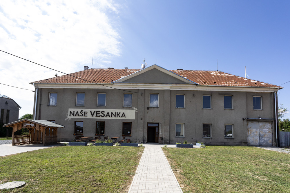 FOTOGALERIE: Na nákup s QR kódem. První bezobslužná prodejna v kraji funguje v Měrotíně