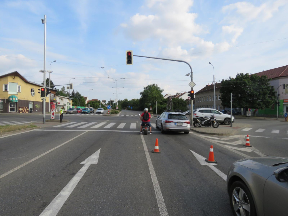 Dva zběsilí řidiči aut svištěli Brnem. Na křižovatce smetli motorkáře a odjeli