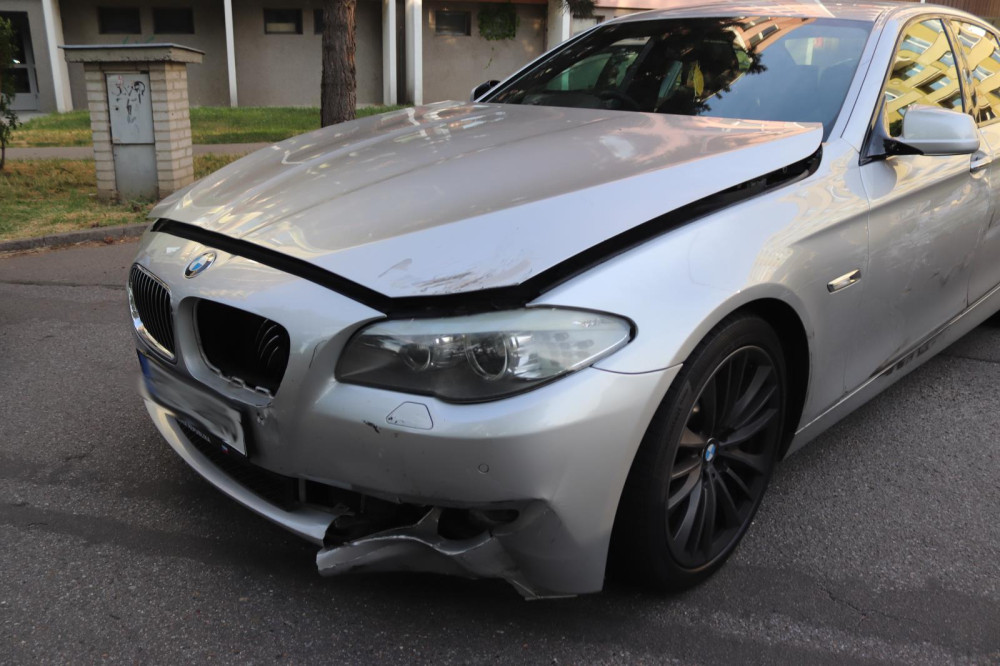 Dva zběsilí řidiči aut svištěli Brnem. Na křižovatce smetli motorkáře a odjeli