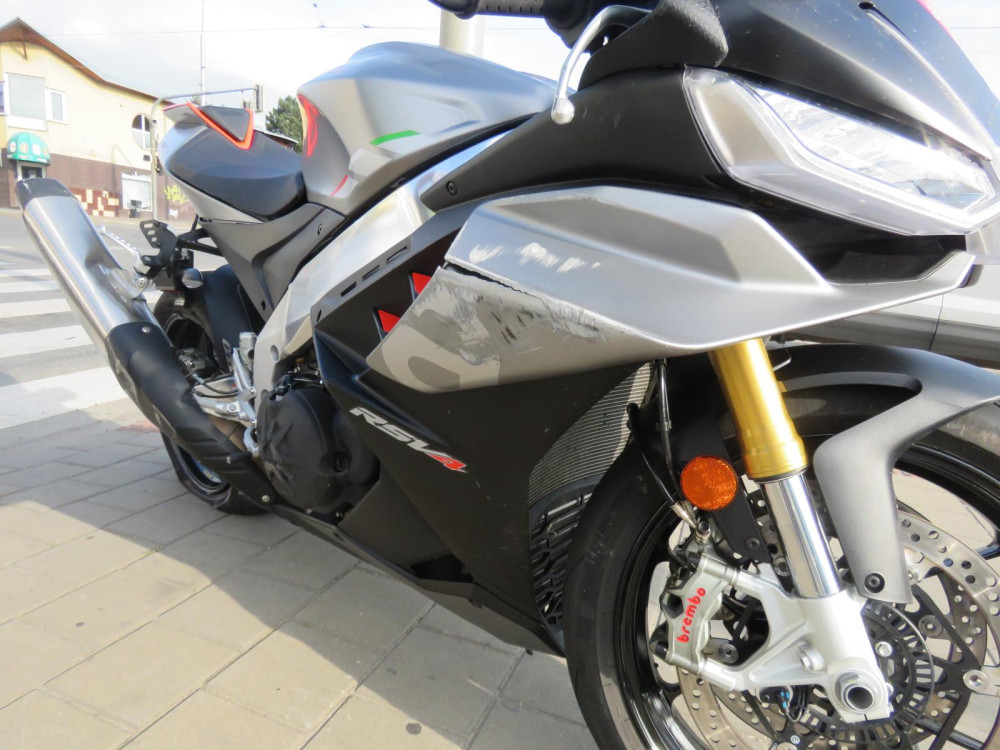 Dva zběsilí řidiči aut svištěli Brnem. Na křižovatce smetli motorkáře a odjeli