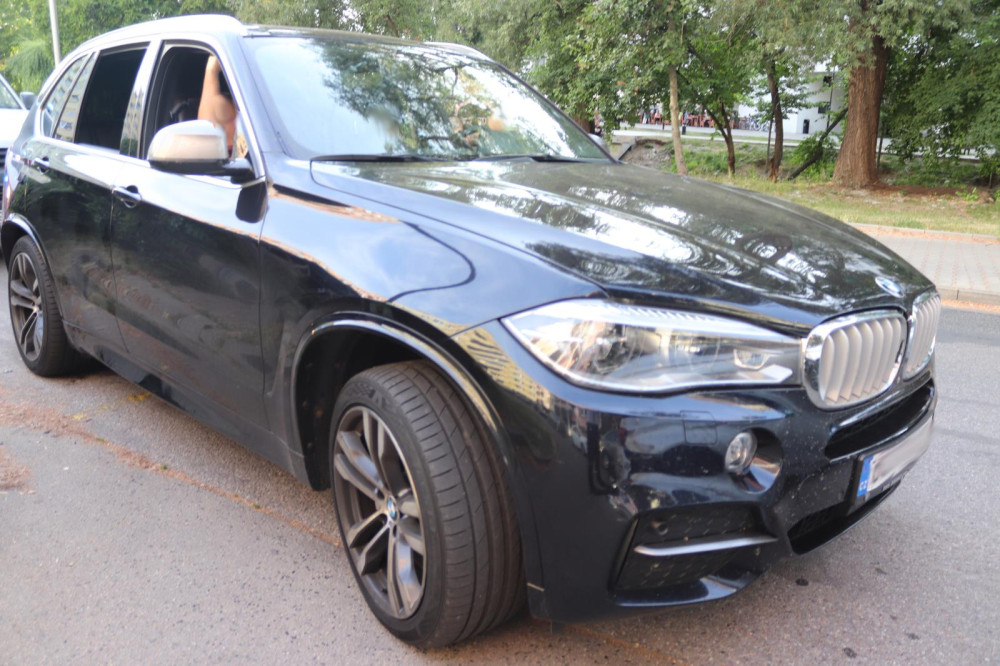 Dva zběsilí řidiči aut svištěli Brnem. Na křižovatce smetli motorkáře a odjeli