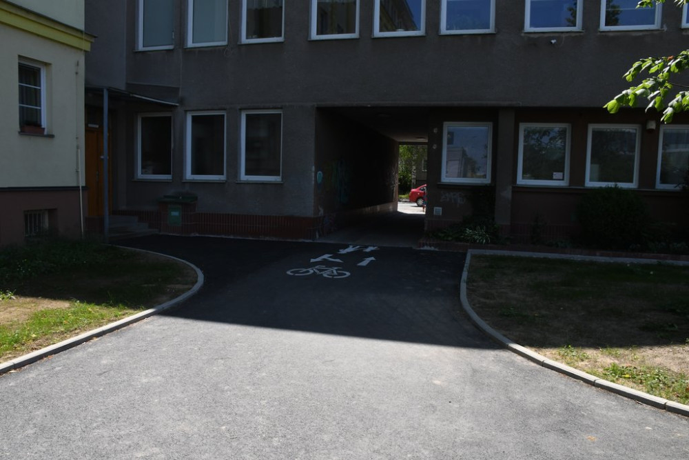 Chybějící cyklistické propojení ze Slovanské aleje do Šeříkové je hotové. Zmizely i schody na chodníku na Karlovarské v lokalitě Berlín