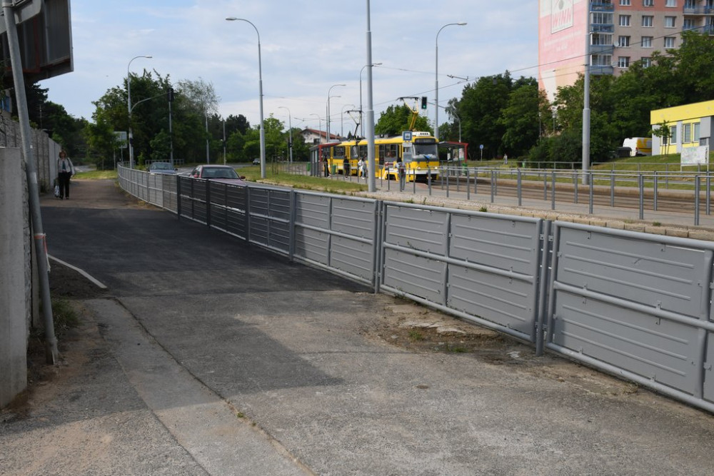 Zmizely i schody na chodníku na Karlovarské v lokalitě Berlín