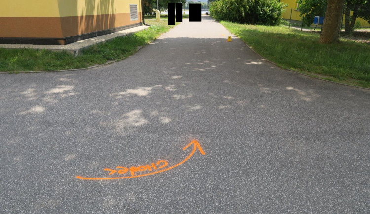 Policie hledá cyklistu, který se střetl s dívkou na in-line bruslích