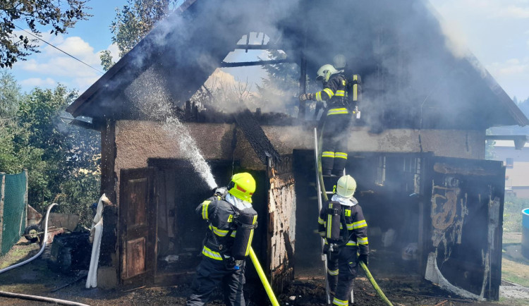 Hasiči v uplynulých dnech zápolili s požárem lesa i dřevěných staveb
