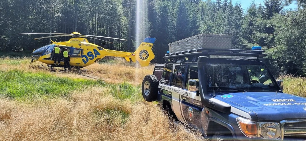 Německý cyklista zemřel po pádu z kola na trailu v Krušných horách, oživovali ho skoro hodinu