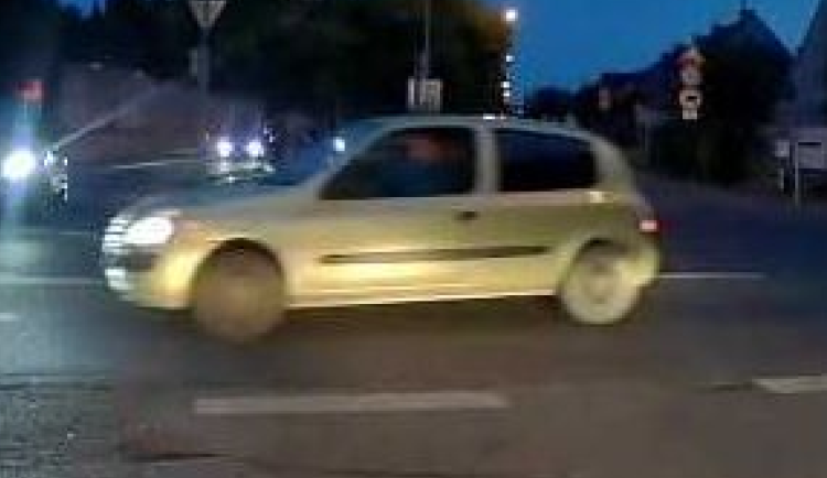 Řidič srazil a vážně zranil cyklistu a z místa nehody ujel. Pátrá po něm policie