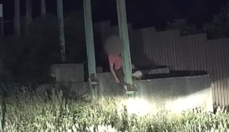 Polonahá žena pobíhala v ulicích, pak se chtěla oběsit. S provazem na krku ji zachránili policisté