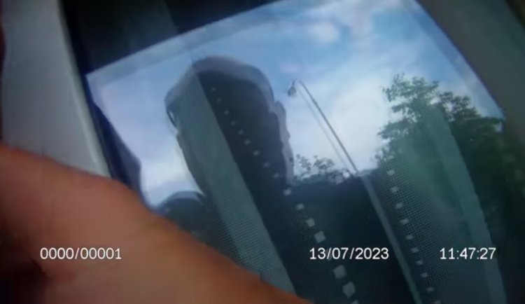 Žena doma upadla a nemohla se zvednout. Strážníci se do bytu dostali oknem