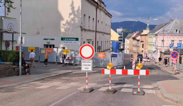 Husovkou neprojedete, uzavírka části ulice potrvá do druhé půlky srpna