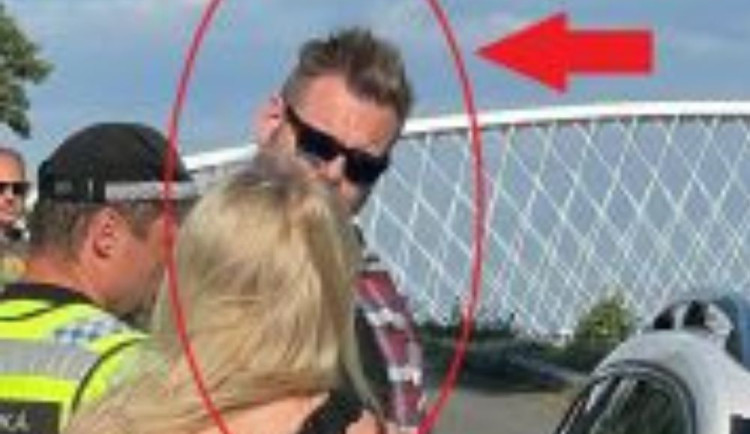 Smrt Ukrajincům, sláva Putinovi, Sieg Heil, křičel muž a hajloval. Je v rukou policie