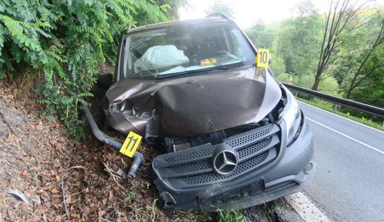 Zdemolované auto, porušení zákazu i karambol na kole. Za vším byl alkohol