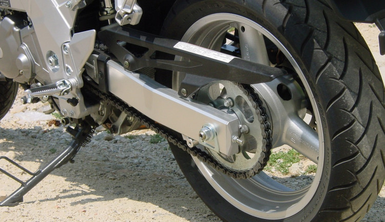 Mladík vezl na motorce osmnáctiletou dívku. Neudržela se a po pádu zemřela