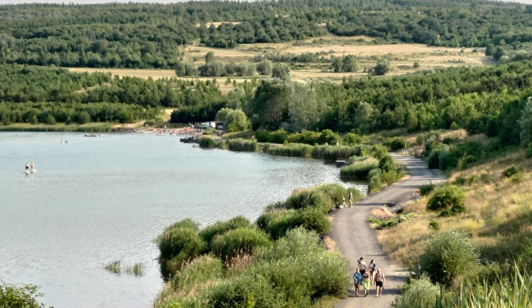 Zatopená těžební jáma Dolu Chabařovice, dnes jezero Milada u Ústí nad Labem.