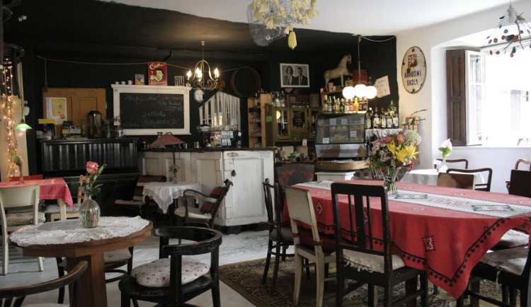 Oheň poničil osvěžovnu ve Frýdlantu. Lidé přispívají na její obnovu