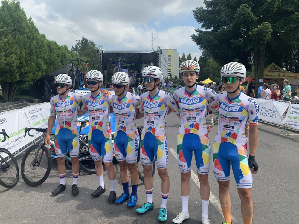 Junioři Mapei Merida Kaňkovský před startem mistrovství republiky v silničním závodě ve slovenských Tlmačích.