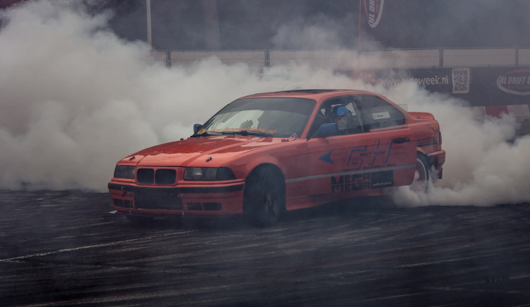 Areál ve Vesci v noci uzavřou závory, mají zabránit vjezdu driftujících aut