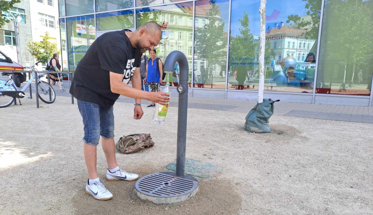 Osvěžení v horkých dnech nabízí ve městech i pítka. Lidé by jich uvítali víc