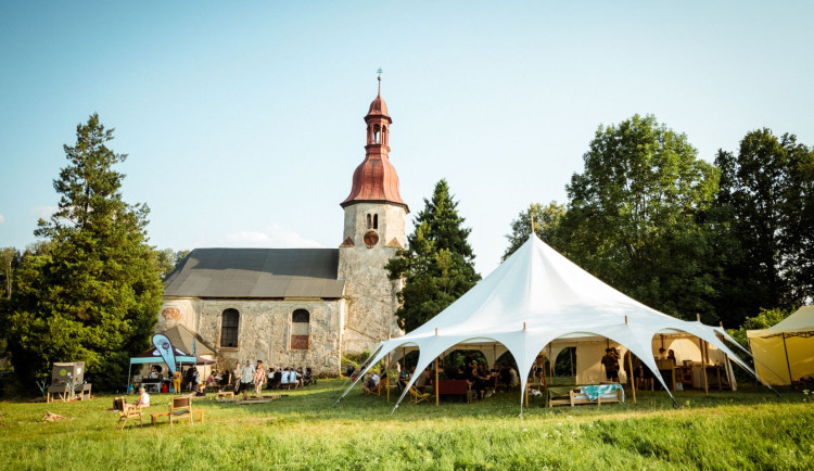 Festival na záchranu kostela v Horním Vítkově nabízí zábavu všem generacím