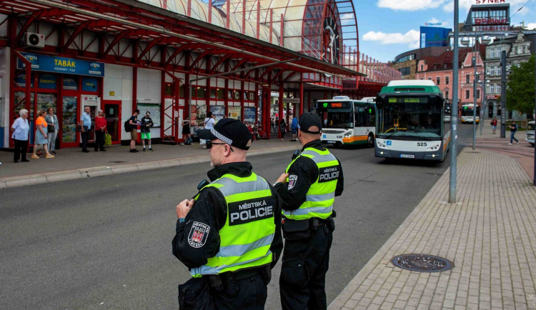 Zaparkoval na pěší zóně, a ještě byl agresivní. Skončil v poutech na policii