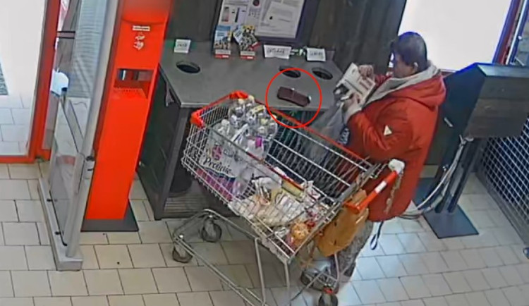 Důchodce si zapomněl peněženku v Penny. Našla ji žena, která ji sbalila a odešla