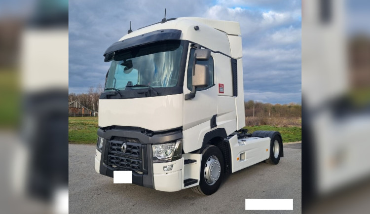 Chodec zemřel po srážce s kamionem. Řidič z místa nehody ujel