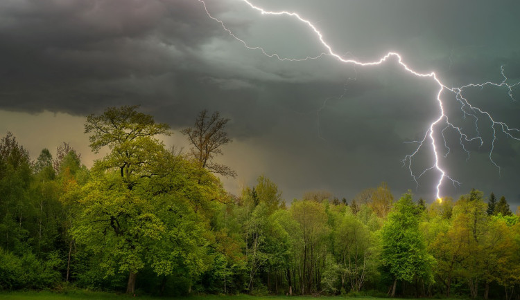Blesk zasáhl dětský tábor. Nepotlačovat emoce, radí psycholožka