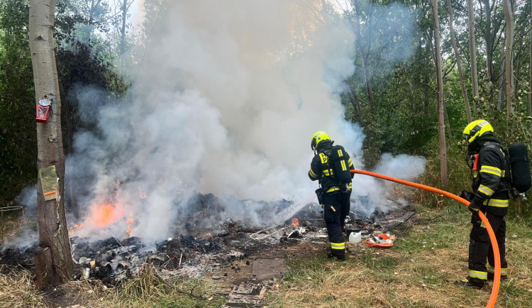Hasiči našli při požáru ohořelého člověka. Případ řeší policie