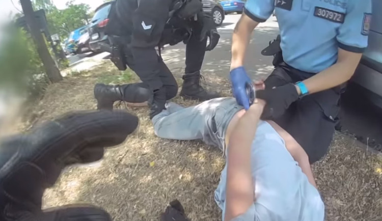 VIDEO: Silně intoxikovaná žena kousala strážníky. Křičela, že má hlad