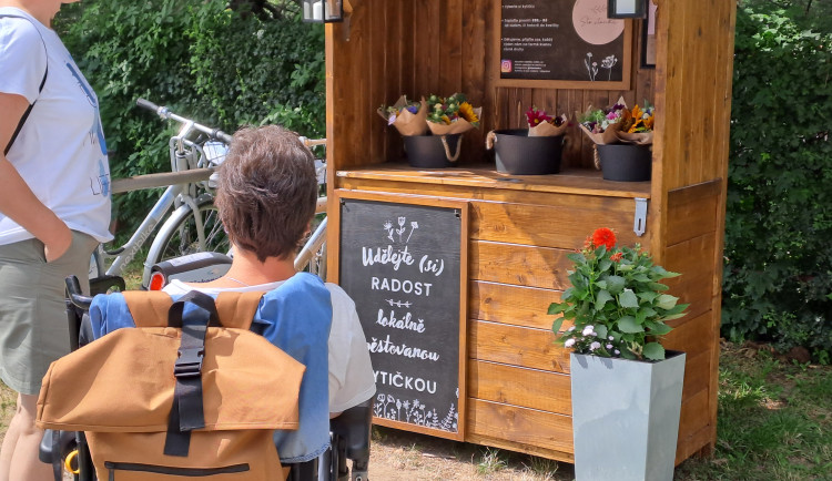 Květinářce nechybí odvaha a nadšení. Samoobslužný stánek v Liďákách frčí