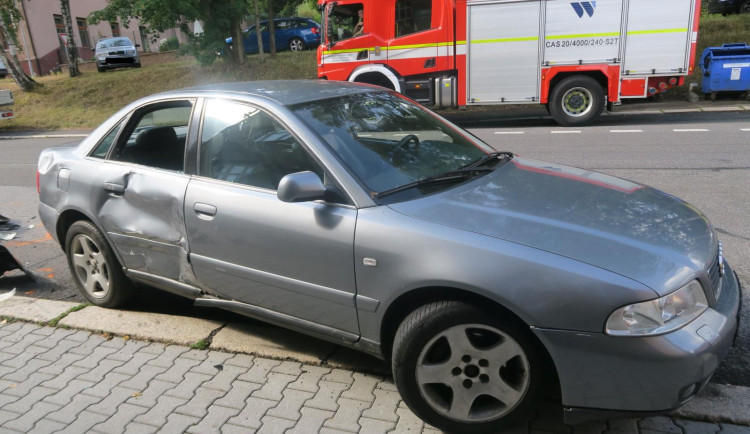Řidička si nevšimla mladého motorkáře a vjela mu rovnou do cesty