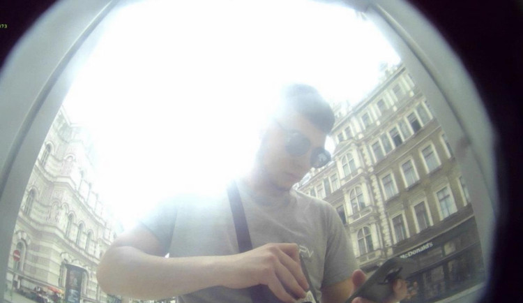 Muž chtěl prodat levně dětské kolo. Podvodníci ho obrali o sto tisíc