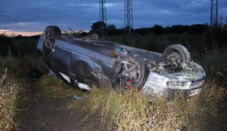 Muž bez řidičáku ujížděl policii. Auto převrátil na střechu a skončil v nemocnici