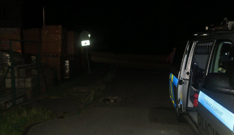 Opilý koloběžkář najel na kanál a havaroval. Se zraněním hlavy skončil v nemocnici