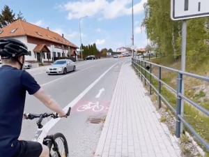 Veřejnost často netuší, jak se liší vyhrazené jízdní pruhy pro cyklisty. Změnit by to mohla výuka cyklistické infrastruktury v autoškolách