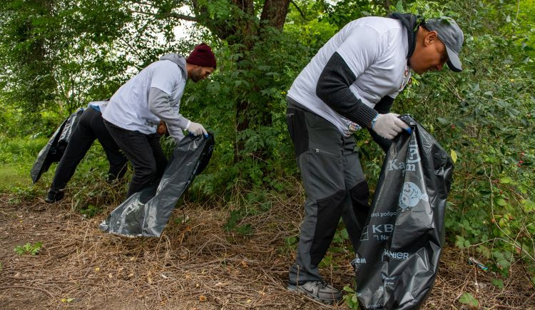 Být dobrým sousedem znamená i uklízet své okolí.