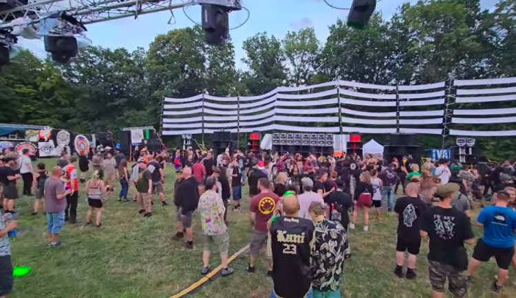 Z teknoparty u Stvolínek odjeli poslední účastníci. Policie řeší rušení nočního klidu