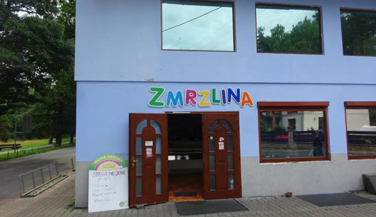 Dříve vyhlášenou zmrzlinárnu zavřela inspekce. Našla trus hlodavců i plesnivé potraviny