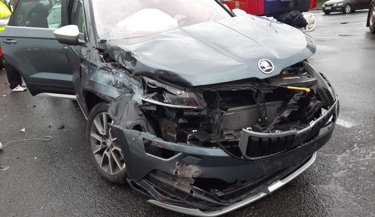 Osobní auto se srazilo s autobusem. Jeden člověk skončil v nemocnici