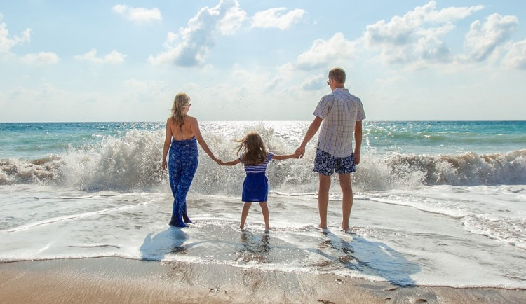Jak odradit zloděje? Posekat trávník a nesdílet fotky z dovolené