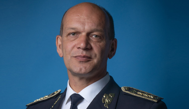 Policejní prezident pod palbou kritiky mírní svá slova o tom, že ženy si sexuální násilí často vymýšlejí