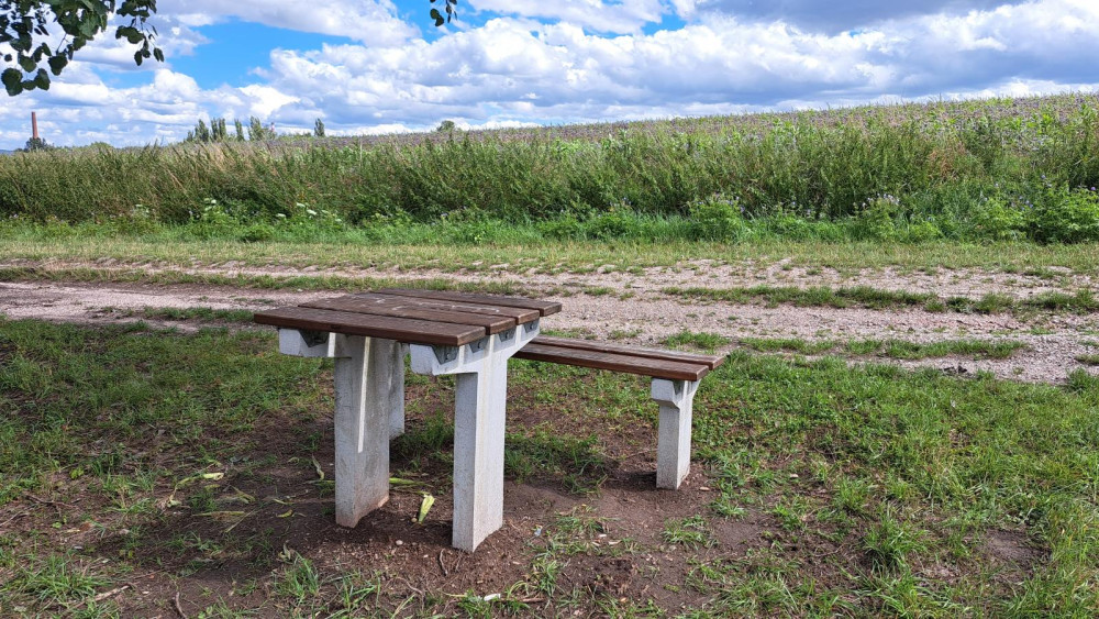 Na takzvané dálnici u Tyršova koupaliště ve Dvoře Králové jsou nové lavičky