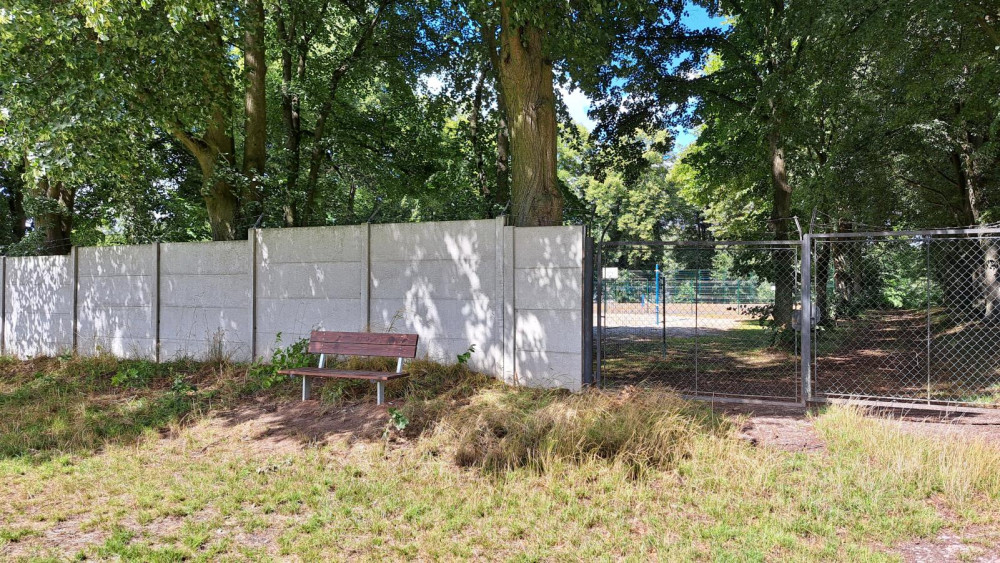 Na takzvané dálnici u Tyršova koupaliště ve Dvoře Králové jsou nové lavičky