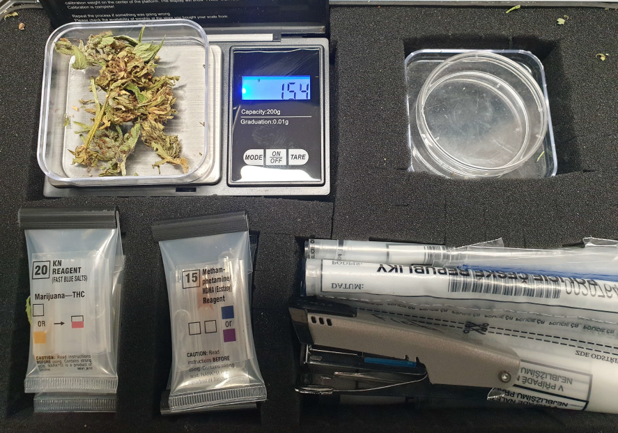 V autě řidiče policie našla marihuanu. Muž měl vyslovený zákaz řízení