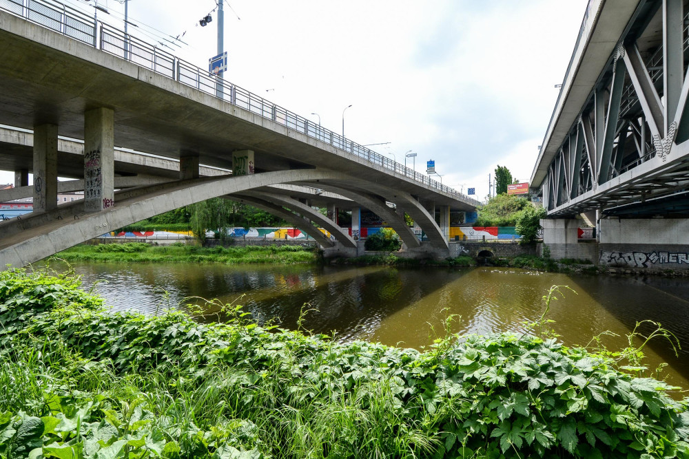 Rozsáhlá oprava extrémně vytíženého mostu v Plzni se přehoupla do druhé poloviny a uzavře směr na Bory
